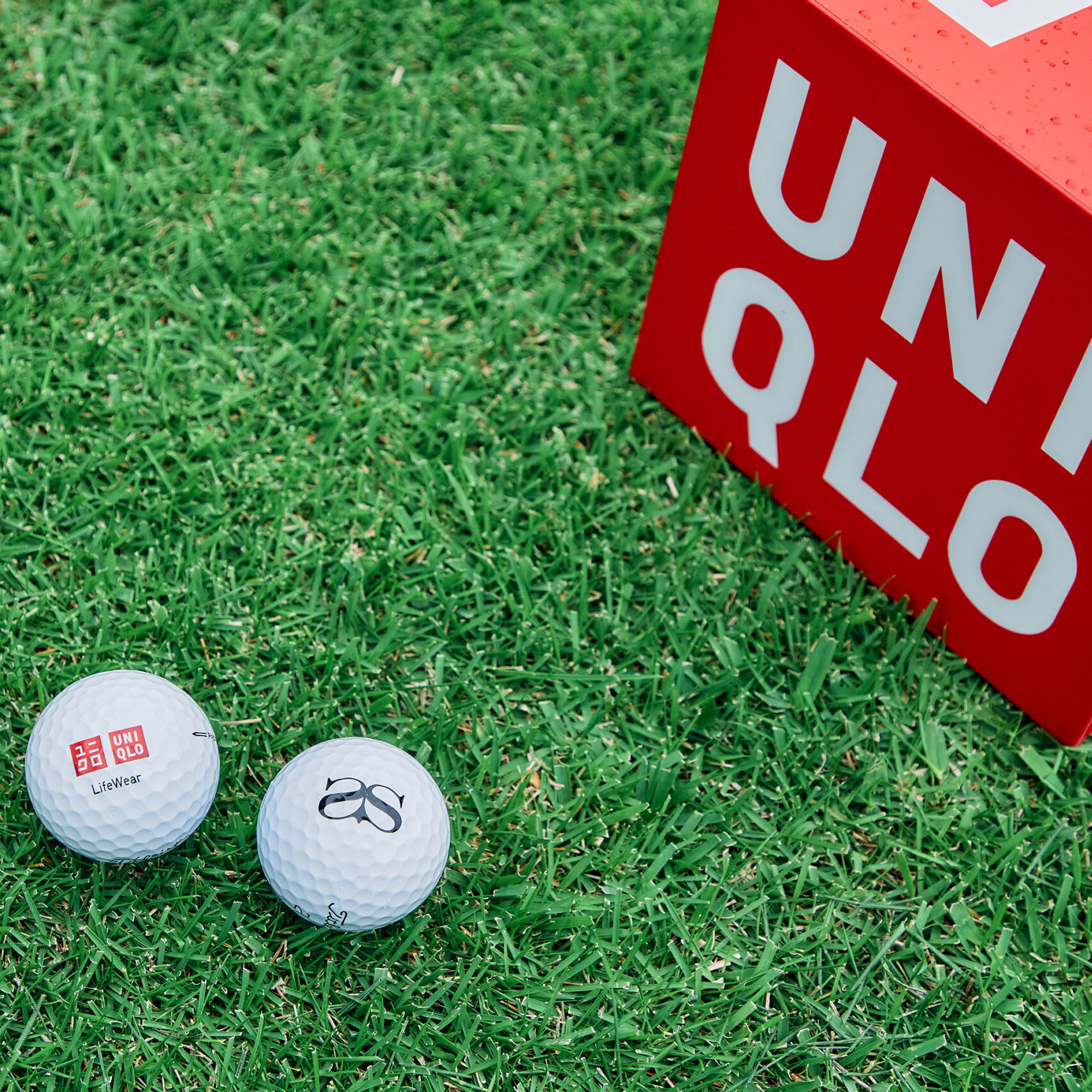 UNIQLO ADAM SCOTT APPAREL PR ROUND