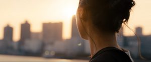 日本のランコム ミューズ 戸田恵梨香、新ジェニフィックで輝く肌へ。夕日を見る戸田恵梨香の写真