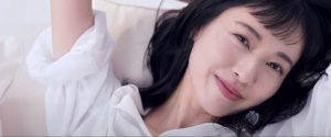 日本のランコム ミューズ 戸田恵梨香、新ジェニフィックで輝く肌へ。寝転んで微笑む戸田恵梨香の写真