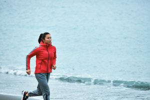 SHIPS MAG 2019 – 2020 海辺を走る女性モデルの写真