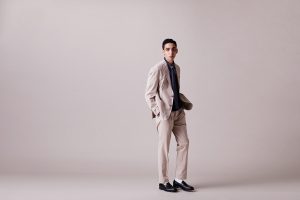 SHIPS MAG 2019 – 2020 ベージュのジャケットを着た男性モデルの写真